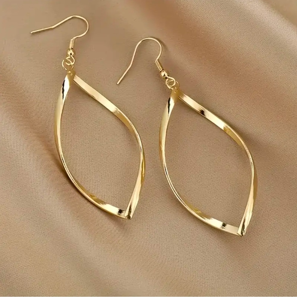 NWT! Elegant Golden Tone Twisted Hoop Earrings Sleek Minimalist Design Alloy.